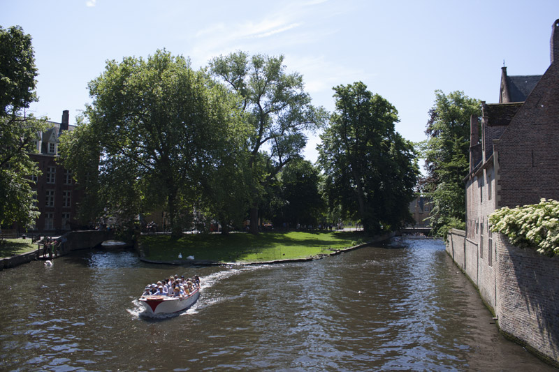 Bateau flottant sur le Groenerei à Bruges en Belgique