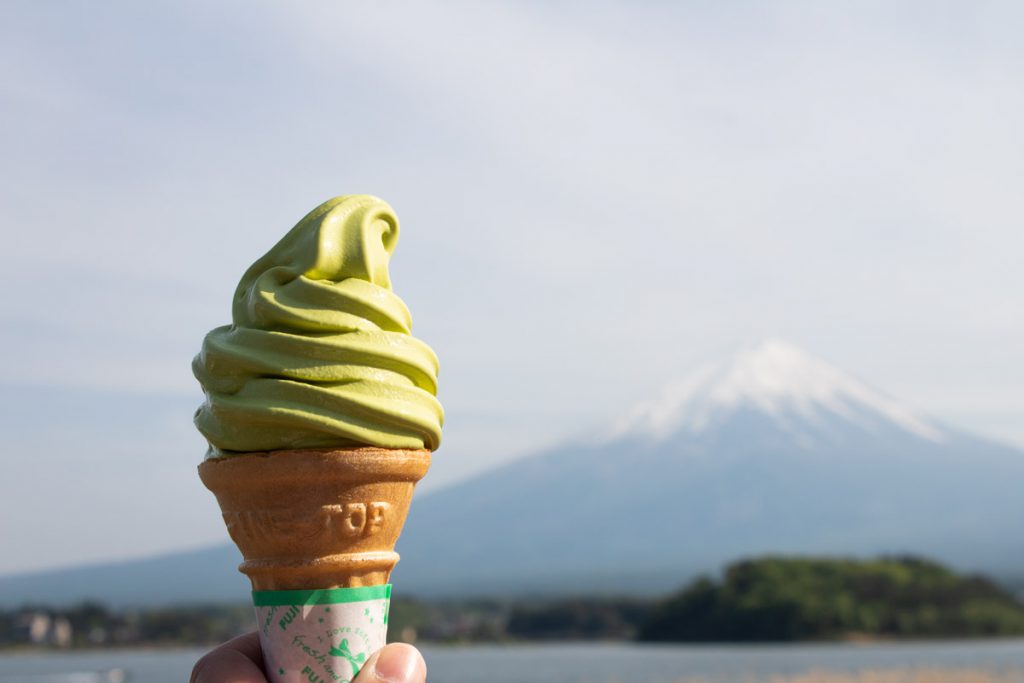 50 souvenirs du Japon - Manger une glace au Mont Fuji