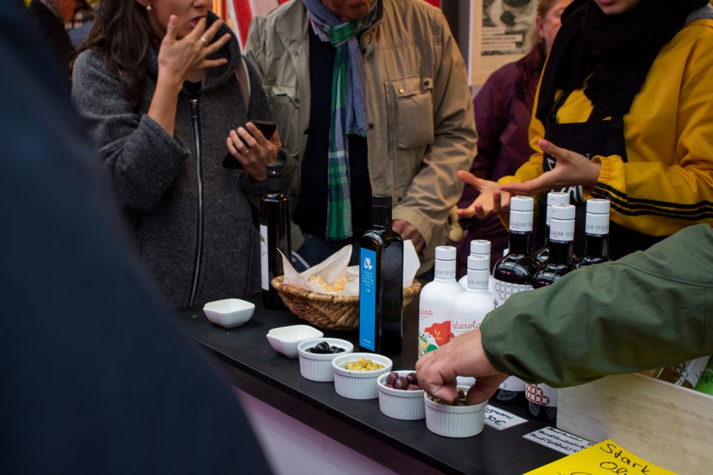 Visite culinaire de Düsseldorf - Marché de Carlsplatz, dégustation