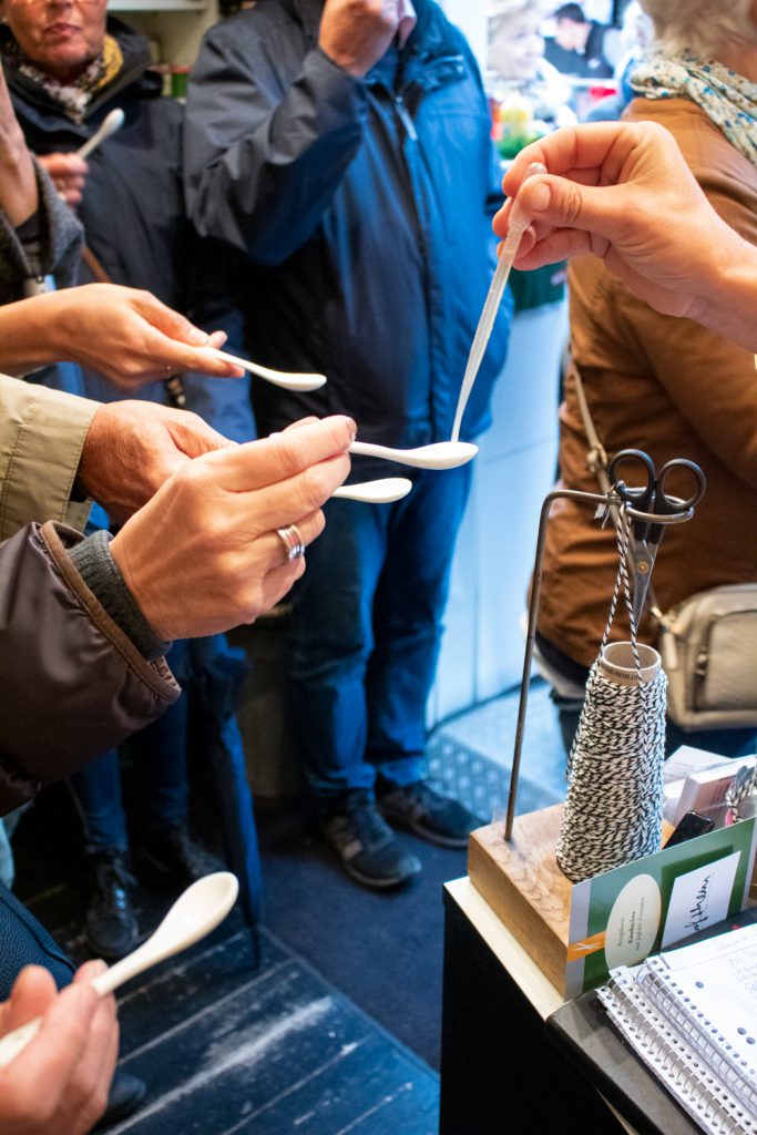 Visite culinaire de Düsseldorf - Marché de Carlsplatz, dégustation d'huiles et vinaigres