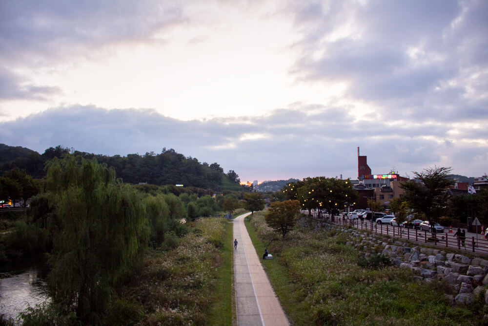 Visiter Jeonju en 24 heures - Guide - Promenade le long de la rivière